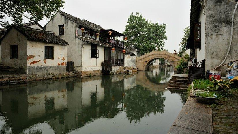 从发展角度来看应届生是选择一个好的公司，还是选择一个朝阳行业？